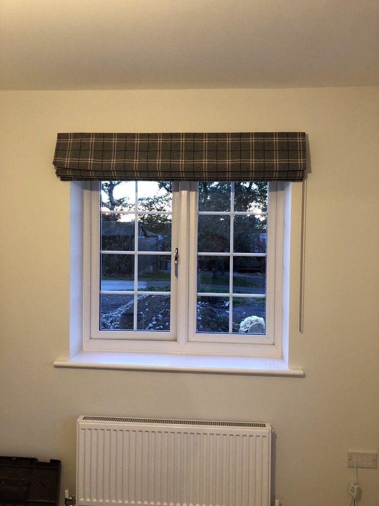 Roman blind, plaid