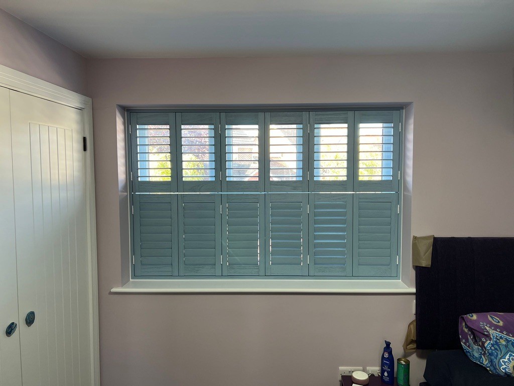 Shutters, café-style window